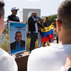 Venezolanos residentes en Quito celebran en las calles tras conocerse la captura de Nicolás Maduro, durante una manifestación convocada este sábado