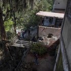 rabajadores gubernamentales limpian escombros de una casa afectada tras ataque de EE.UU., el  6 de enero de 2026, en Caracas (Venezuela).