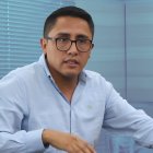 Andrés Quishpe, presidente de la UNE, durante un pronunciamiento público sobre la situación del magisterio fiscal.