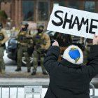 Agentes de la Policía de Minneapolis en la escena donde una mujer fue disparada y asesinada por un agente de Inmigración y Aduanas (ICE) en Minnesota, EE. UU.