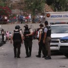 El crimen ocurrió en la vía pública; los cuerpos quedaron tendidos en la calzada.