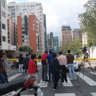 La calle Finlandia fue cerrada temporalmente para permitir las investigaciones tras el asesinato del guardia de seguridad.