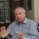 Fue superintendente de Compañías entre los años 1997 y 1998.  Es doctor en Jurisprudencia.