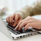 Imagen referencial de un usuario postulando a una vacante del sector público a través del portal Encuentra Empleo.