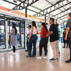 Usuarios esperan en estaciones del sistema de transporte masivo, mientras el Municipio analiza la posible Troncal 5