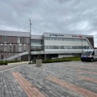 El alcalde de Cuenca, Cristian Zamora criticó un informe borrador de la Contraloría General del Estado sobre los contratos de hospitales municipales.