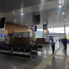 La nueva terminal terrestre Costa tiene sala de espera e islas para venta de alimentos a los pasajeros.