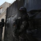 Policías custodian la escena en donde ocurrió el crimen del taxista.