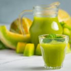 jugo de toronja, agua con limón, infusión de jengibre y cúrcuma, té verde y jugo de remolacha para el hígado