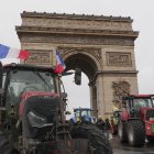 Agricultores galos protestan, junto al Arco del Triunfo de París este jueves, en contra del acuerdo de la Unión Europea con Mercosur.