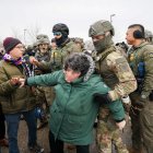 Oficiales federales repelen a manifestantes luego de que estallara un enfrentamiento afuera de un Edificio en Fort Snelling, Minnesota, EE. UU., el 8 de enero de 2026.