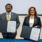El ministro de la Producción, Luis Alberto Jaramillo, y Ana Cecilia Alvarado, gerente general de Ecuastudios, durante el acto de suscripción de un contrato de inversión en la industria audiovisual.