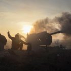 Militares ucranianos disparan un obús junto a la población de Novoluhanske, en el área de Donetsk.