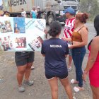 Con carteles, familiares de los jóvenes desaparecidos protestaron para exigir avances en la investigación de las autoridades sobre su paradero.