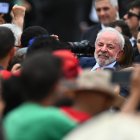 El presidente de Brasil, Luiz Inácio Lula da Silva (c), saluda este jueves, frente al Palacio del Planalto en Brasilia (Brasil).