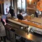 En Cumbayá, una cafetería fue asaltada por tres sujetos armados. El hecho quedó grabado en las cámaras de seguridad.