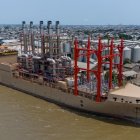 Desde agosto de 2024, el Gobierno ha rentado tres barcazas para generar energía térmica (foto referencial).