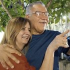 Esta fotografía cortesía de la familia Márquez muestra al ex candidato presidencial venezolano Enrique Márquez (derecha) abrazando a su esposa, Sonia Lugo, después de su liberación en Caracas el 8 de enero de 2026.