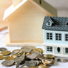 Referencial.Miniaturas de casas, monedas y llaves ilustran las decisiones financieras detrás de un crédito hipotecario en Ecuador.