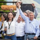 Foto del 30 de julio de 2024 de la líder opositora María Corina Machado junto al candidato presidencial Edmundo González Urrutia, durante un acto en Caracas (Venezuela).