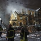 Los bomberos ucranianos tratan de sofocar un fuego causado por un ataque aéreo ruso en una zona residencial de Kiev, Ucrania este viernes.
