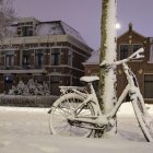 Una bicicleta cubierta de nieve está aparcada en las calles de Assen, en la provincia de Drenthe Países Bajos este viernes.