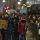 Una persona sostiene un cartel durante una manifestación en rechazo a los operativos del Servicio de Inmigración y Control de Aduanas (ICE) en Minneápolis (EEUU).