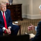 El presidente de EE.UU., Donald Trump, durante una entrevista con el periodista Sean Hannity este jueves, en Washington (EE.UU.).
