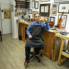 Francisco González, en su taller de arquetería, donde fabrica y arregla instrumentos musicales realizados con palo de Brasil, un material en peligro de extinción.