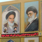 Retratos del poder religioso: mural en Qom muestra a Khomeini y Khamenei, figuras clave del liderazgo iraní desde 1979.