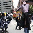 Una persona sostiene un muñeco con la imagen del presidente de Bolivia, Rodrigo Paz, durante una marcha este jueves en La Paz (Bolivia).