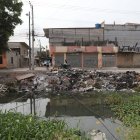 Ecosistema. En los canales naturales de Durán hay basura sobre el agua y en las orillas.