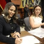 La vicepresidenta de la Asamblea, Mishell Mancheno (d), también se hizo eco de los cuestionamientos contra Alexandra Villacís (i), suplente de Godoy.