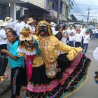 Festejo. El colorido desfile en Quinindé une a personajes populares de la cultura de la costa, sierra y oriente.