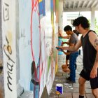 El muralista chileno Sofrenia pintó el mural Raymi, en el centro de Guayaquil, que representa a las cuatro regiones de Ecuador.
