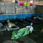 Familiares de presos políticos duermen en el vestíbulo de una tienda adyacente a la prisión El Rodeo I.