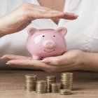 Una regla de educación financiera es ahorrar el 20% del ingreso antes de consumir.