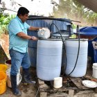 Aplicación de microorganismos y dióxido de cloro forma parte del proceso experimental que, según los productores, ha permitido controlar hongos y virosis durante más de un año.