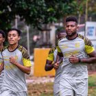 El delantero Pablo Calle (i) y el defensa Gustavo Vallecilla, se entrenan en las canchas alternas del Monumental.