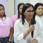 Fotografía cedida por el Palacio de Miraflores de la presidenta encargada de Venezuela, Delcy Rodríguez (c), en un acto de gobierno, en Caracas.