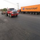 Daños. En el pavimento se observan fisuras, bacheos no nivelados.