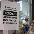 Un cartel exige libertad para los presos políticos durante una vigilia frente a El Helicoide, una de las cinco cárceles con más detenidos por razones políticas en Venezuela.
