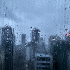 Referencial. Vista de Guayaquil bajo la lluvia, en una jornada en la que el 90 % de los sumideros resultaron obstruidos por basura, según Segura EP.