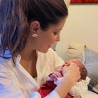 Carolina con su pequeña hija.