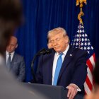 El presidente de EE.UU., Donald Trump, reacciona durante una conferencia de prensa en el Club Mar-a-Lago en Palm Beach, Florida, EE.UU.
