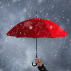 Referencial. Una persona se resguarda bajo un paraguas durante las lluvias en Ecuador, en medio de alertas por tormentas emitidas por Inamhi.