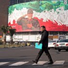 Una persona pasa junto a un cartel de la Guardia Revolucionaria Islámica de Irán (CGRI), Qasem Soleimani, en el centro de Teherán, Irán, el 6 de enero de 2026.