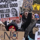 Personas sostienen carteles durante una manifestación en rechazo a los operativos del Servicio de Inmigración y Control de Aduanas (ICE) en Mineápolis (Estados Unidos).