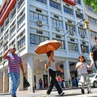 Referencial Los ciudadanos buscan taparse del sol en Guayaquil.