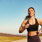 Aprende a equilibrar tus hormonas con SOP mediante pilares clave: nutrición de bajo índice glucémico, manejo del estrés, ejercicio y rutina de sueño